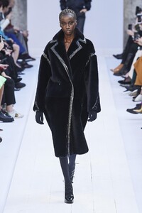 defile-max-mara-automne-hiver-2020-2021-milan-look-5.thumb.jpg.d75fcc77996ccf6b0ef531ad6bea0495.jpg