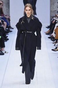 defile-max-mara-automne-hiver-2020-2021-milan-look-9.thumb.jpg.920fc401c8ff1c5ae6f8e391ef23b51a.jpg