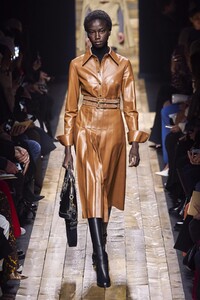 defile-michael-kors-automne-hiver-2020-2021-new-york-look-13.thumb.jpg.ae79ac743d06dfcde854a668a1bdb90a.jpg