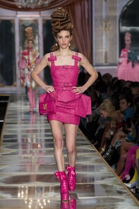 defile-moschino-automne-hiver-2020-2021-milan-look-44.thumb.jpg.cde68d49705dff3402377fa15e73b255.jpg
