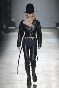 defile-r13-automne-hiver-2020-2021-new-york-look-38.thumb.jpg.0d53806113420a04ab11349540fc796f.jpg