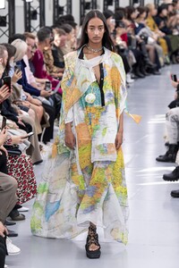 defile-sacai-printemps-ete-2020-paris-look-1.thumb.jpg.93b3027cb2596367a1ed2a477bbf2c94.jpg
