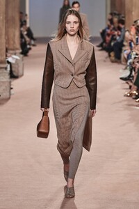 defile-salvatore-ferragamo-automne-hiver-2020-2021-milan-look-12.thumb.jpg.ceb98364c9262b6de43565adce0de35c.jpg