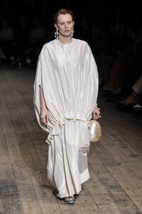 defile-simone-rocha-printemps-ete-2020-londres-look-42.thumb.jpg.978a69bb58e8053d72f37abdb127b737.jpg