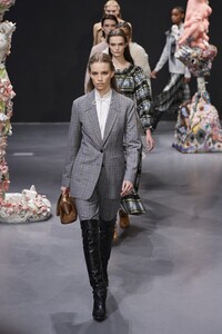 defile-tory-burch-automne-hiver-2020-2021-new-york-look-45.thumb.jpg.d676cd56553cadc68dc222bcc5cb612d.jpg