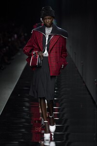 defile-versace-automne-hiver-2020-2021-milan-look-13.thumb.jpg.4588b0ecf3fd6dbb5b8174f29475c839.jpg