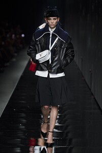 defile-versace-automne-hiver-2020-2021-milan-look-15.thumb.jpg.5d449a9d7faddcd5d6ff5f47e5a90579.jpg