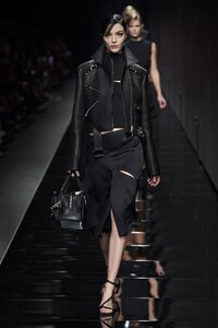 defile-versace-automne-hiver-2020-2021-milan-look-67.thumb.jpg.ad9d3249bf138302b088b49d4ed10121.jpg