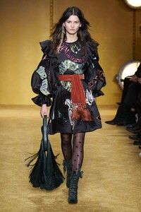 defile-zimmermann-automne-hiver-2020-2021-new-york-look-9.thumb.jpg.d1356eb82c3ce88faef9ef55131caa0f.jpg
