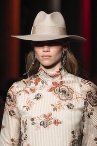detail-defile-etro-automne-hiver-2020-2021-milan-detail-7.thumb.jpg.12975492a6d84974c02cbf3369af1d07.jpg