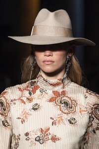 detail-defile-etro-automne-hiver-2020-2021-milan-detail-9.thumb.jpg.ead873050ccae2c5d73c1bef3be56b98.jpg