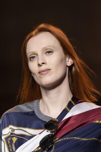 detail-defile-tommy-hilfiger-printemps-ete-2020-londres-detail-155.thumb.jpg.9dc153e76632af452f6d7e2960ce3d85.jpg
