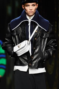 detail-defile-versace-automne-hiver-2020-2021-milan-detail-23.thumb.jpg.486247555f936497bf0301038a85ab17.jpg