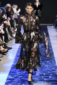 elie-saab-rtw-fall-2020-paris-pfw-035.thumb.jpg.2957c171a39032827b3f5036ac66867d.jpg