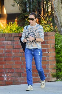 jennifer-garner-out-in-brentwood-02-03-2020-0.jpg