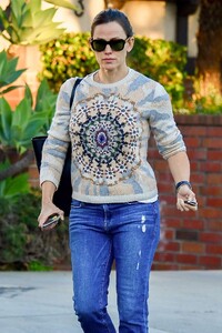 jennifer-garner-out-in-brentwood-02-03-2020-2.jpg