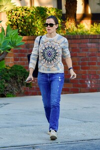 jennifer-garner-out-in-brentwood-02-03-2020-7.jpg