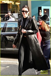 kendall-jenner-rocks-matrix-inspired-outfit-for-lunch-01.thumb.jpg.118177ff86911761677d4363b0c1095b.jpg