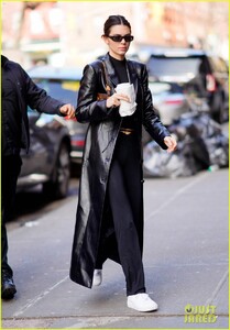 kendall-jenner-rocks-matrix-inspired-outfit-for-lunch-07.jpg