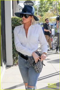 khloe-kardashian-la-february-2020-01.thumb.jpg.789a35cc269d653a59b76c7630db5d06.jpg