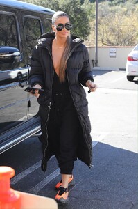 khloe-kardashian-out-in-calabasas-02-05-2020-0.jpg