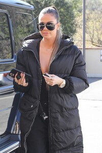 khloe-kardashian-out-in-calabasas-02-05-2020-3.jpg