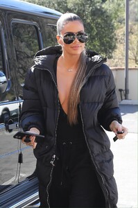 khloe-kardashian-out-in-calabasas-02-05-2020-5.jpg