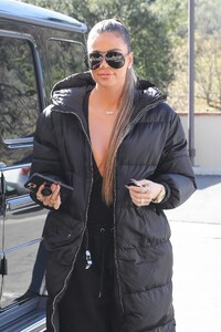 khloe-kardashian-out-in-calabasas-02-05-2020-6.jpg