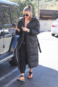 khloe-kardashian-out-in-calabasas-02-05-2020-7.jpg
