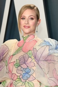 lili-reinhart-vanity-fair-oscar-party-2020-9.jpg