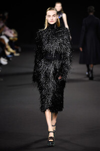 rochas-rtw-fall-2020-paris-pfw033.thumb.jpg.7d5237bbf2ffbf8e78bf8ce6bde742fd.jpg