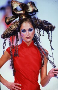 1002428026_john-galliano-ss-1993(3).thumb.jpg.5f7293e9df59fd93b1388711efcf119b.jpg