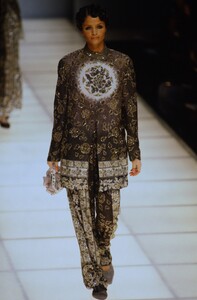 1027439603_giorgio-armani-ss-1994(7).thumb.jpg.bfe3f34e63b92368f4fca839d3262bf4.jpg