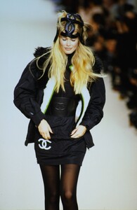 1254157578_chanel-fw-1994(4).thumb.jpg.81c02f9fd43cdc2c7323d018333811c0.jpg
