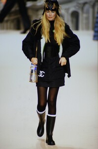 1279865271_chanel-fw-1994(12).thumb.jpg.2d836077cc1e08eb9999dd8cd47f0ce7.jpg