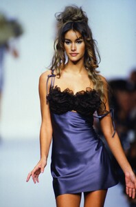 1489789443_john-galliano-ss-1992(5).thumb.jpg.0cd5841dc8da17d13148c09c42093fd5.jpg