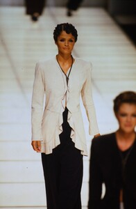 1499437835_giorgio-armani-ss-1994(1).thumb.jpg.5b9503526ff93bd33bfe95465ee30ca1.jpg