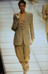 1506662360_giorgio-armani-ss-1994(7).thumb.jpg.907fbf595449928c1f838a7a9c3bf14c.jpg