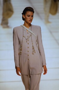 1576904707_giorgio-armani-ss-1994(2).thumb.jpg.875773a27523812c7c51eaa7a18d8240.jpg