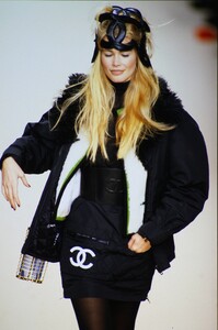 1583832039_chanel-fw-1994(9).thumb.jpg.cf069aeb4036301ddc003f15243d35e5.jpg