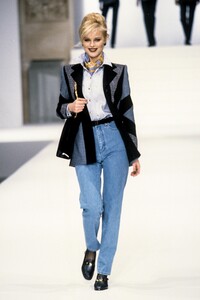 1632289099_Escada1996WomenRTW3.thumb.jpg.1e9bb320f1ad9620f7fe400cc2a26713.jpg