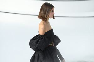 1693601503_KaiaGerberChanelRunwayParisFashionWeek8hx4TENerQex.thumb.jpg.90085bfed8dac443c2387035514fe3e2.jpg