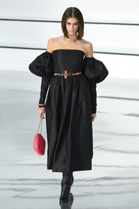 170773009_KaiaGerberChanelRunwayParisFashionWeekrCzG1iaqKfAx.thumb.jpg.87bee691640573d7b4baa3c5485d0a57.jpg