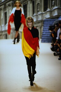 173617766_chanel-fw-1994(17).thumb.jpg.4bb9b31a5a7163431844225877399774.jpg