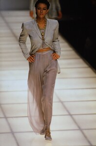 1817814275_giorgio-armani-ss-1994(11).thumb.jpg.898efeebaaeb73a76d7352ac74e34012.jpg