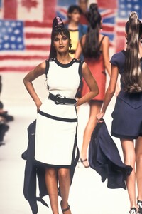 1995216269_EmanuelUngaro1995WomenRTW85.thumb.jpg.ebf0d92ee4af599dfa73fa28abd1d384.jpg