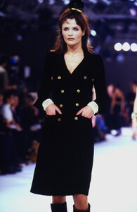 2054510306_chanel-fw-1996(6).thumb.jpg.f8172a79b0f2fb97557892b15ac8475e.jpg