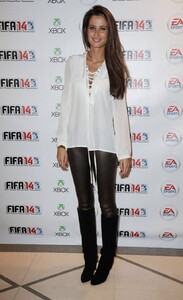 245864-a-la-soiree-de-lancement-de-fifa-14-950x0-1 (1.jpg