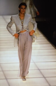 2101064850_giorgio-armani-ss-1994(9).thumb.jpg.6f8e87cf4f8ce299eda0cc2fbf4070c0.jpg