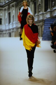 2129480726_chanel-fw-1994(16).thumb.jpg.7204a62f51fdc47816f7dadfb41ff750.jpg
